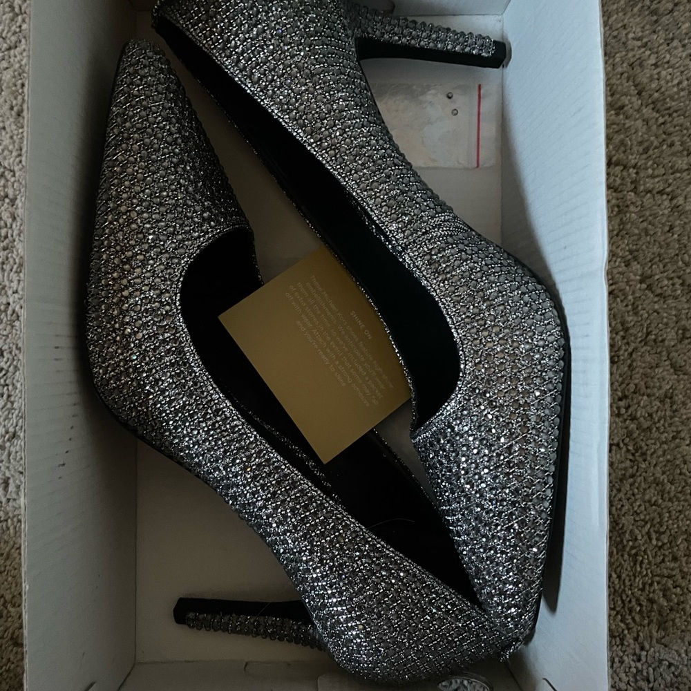 Michaels Kors Dorothy Flex Pump Glitter Chain- 9.5 NWT